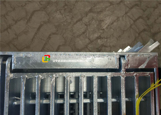 Líneas simples de la rejilla de la bisagra/del perno de la cubierta de acero del dren para la depuradora de aguas residuales